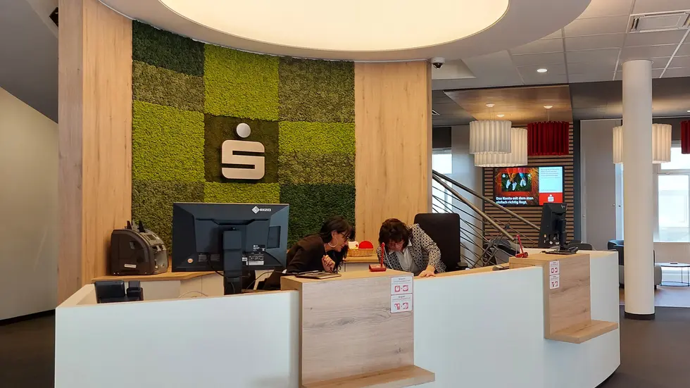 Der Kundenschalter der Sparkasse in Kirchberg. (Symbolbild) Der Kundenschalter der Sparkasse in Kirchberg. (Symbolbild)