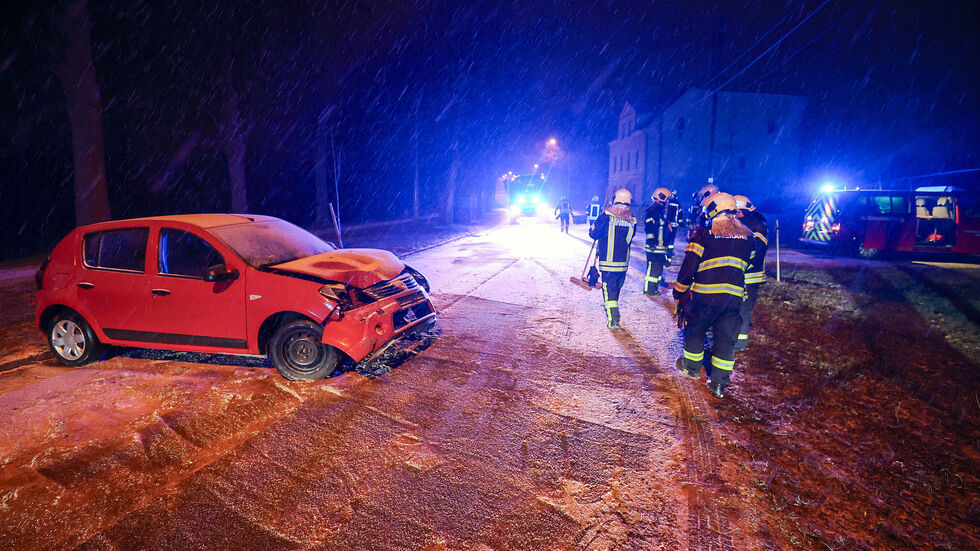 Der Kleinwagen krachte auf winterglatter Straße gegen einen Baum.