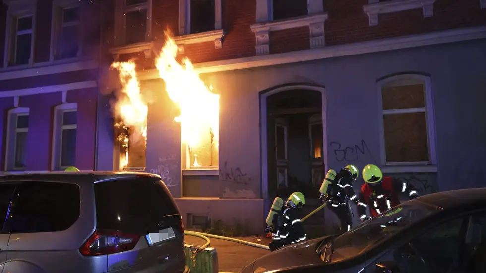 Feuerwehr und Rettungsdienst wurden gegen 23.30 Uhr auf die Sonnenstraße gerufen.