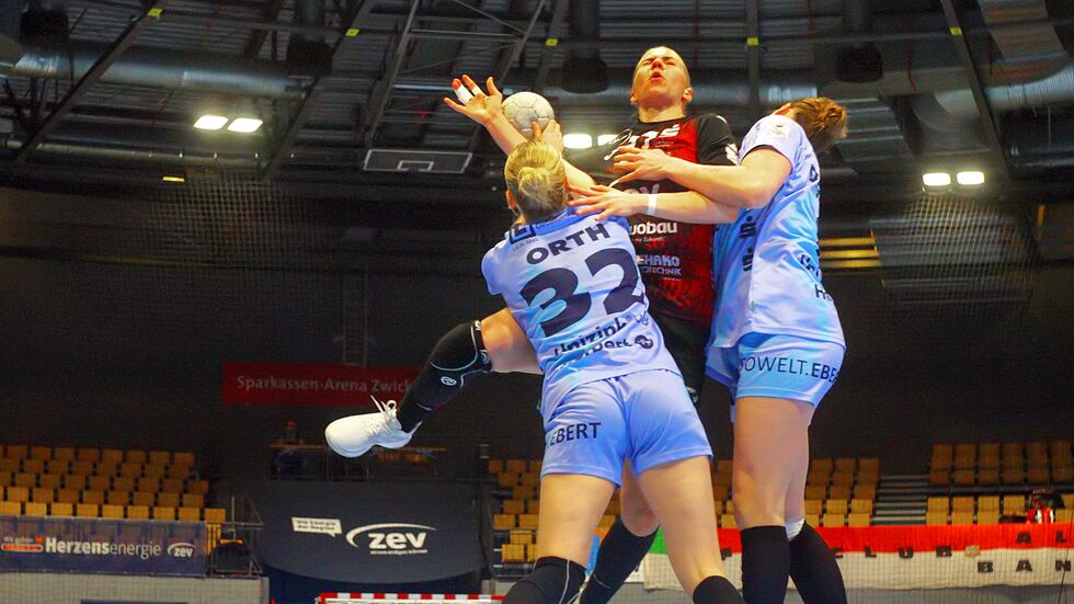 Kein Durchkommen für Zwickaus Laura Penzes (Mitte): Die Gäste aus Bensheim/Auerbach haben nicht nur ihre Chancen genutzt, sondern auch solide Abwehrarbeit geleistet. Kein Durchkommen für Zwickaus Laura Penzes (Mitte): Die Gäste aus Bensheim/Auerbach haben nicht nur ihre Chancen genutzt, sondern auch solide Abwehrarbeit geleistet.