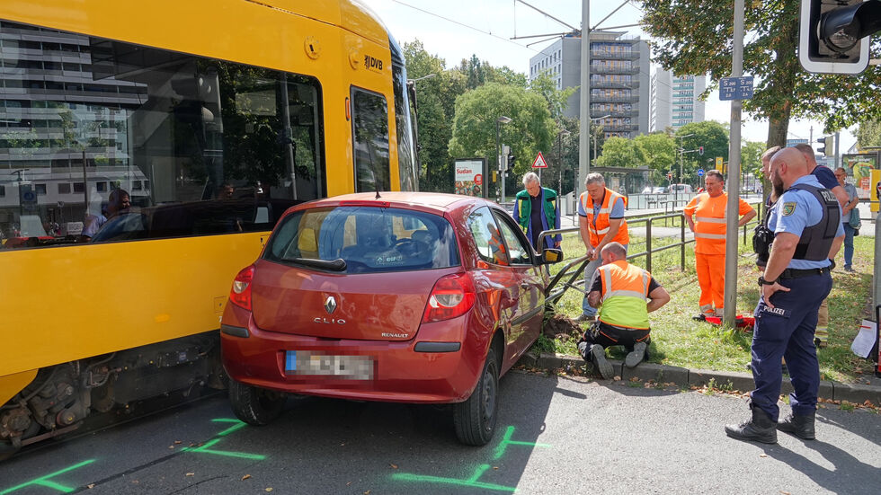 Die Straßenbahnstrecke wurde zunächst gesperrt.
