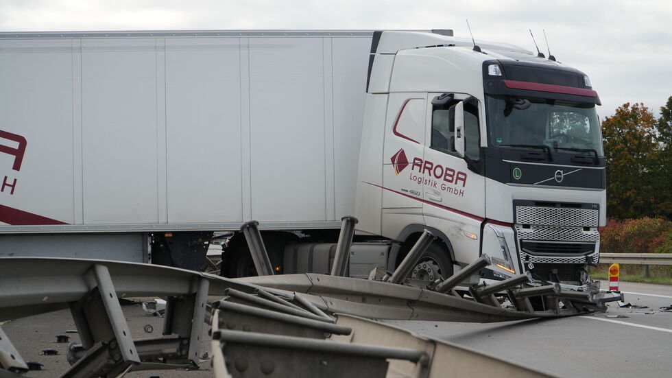 Die Leitplanke wurde schwer beschädigt. Die Leitplanke wurde schwer beschädigt.