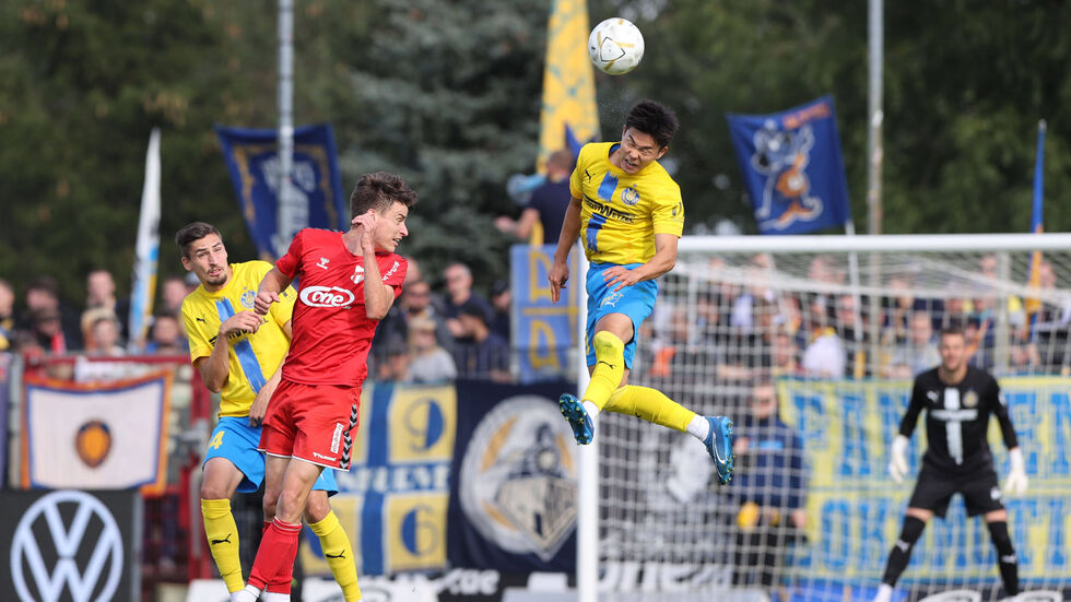 Florian Hansch vom Meuselwitz im Duell mit Mingi Hang von Lok Leipzig. Florian Hansch vom Meuselwitz im Duell mit Mingi Hang von Lok Leipzig.