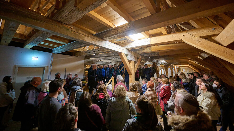 Besucher im Dachstuhl des Kornhauses