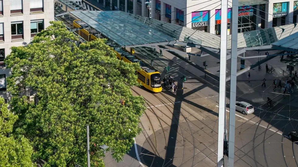 Ein Bild ist dem Jahr 2025. Die betroffene Scheibe wird im Bereich ersetzt, in dem sich die Bahn auf dem Bild befindet Ein Bild ist dem Jahr 2025. Die betroffene Scheibe wird im Bereich ersetzt, in dem sich die Bahn auf dem Bild befindet