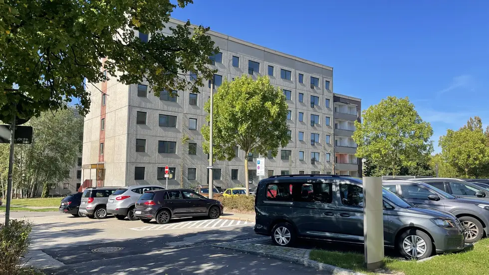 Makarenkostraße 4 - in der Nummer 2 befindet sich das Landesamt für Schule und Bildung; die Mitarbeiter sind sicher auch gespannt, wie es weitergeht. Makarenkostraße 4 - in der Nummer 2 befindet sich das Landesamt für Schule und Bildung; die Mitarbeiter sind sicher auch gespannt, wie es weitergeht.