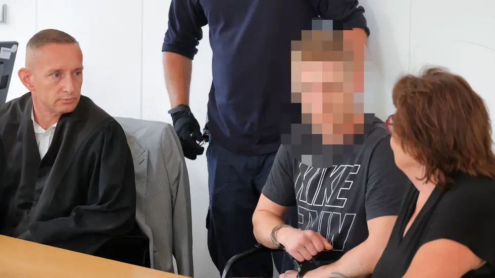 Der Angeklagte wurde in Handschellen in den Gerichtssaal geführt.