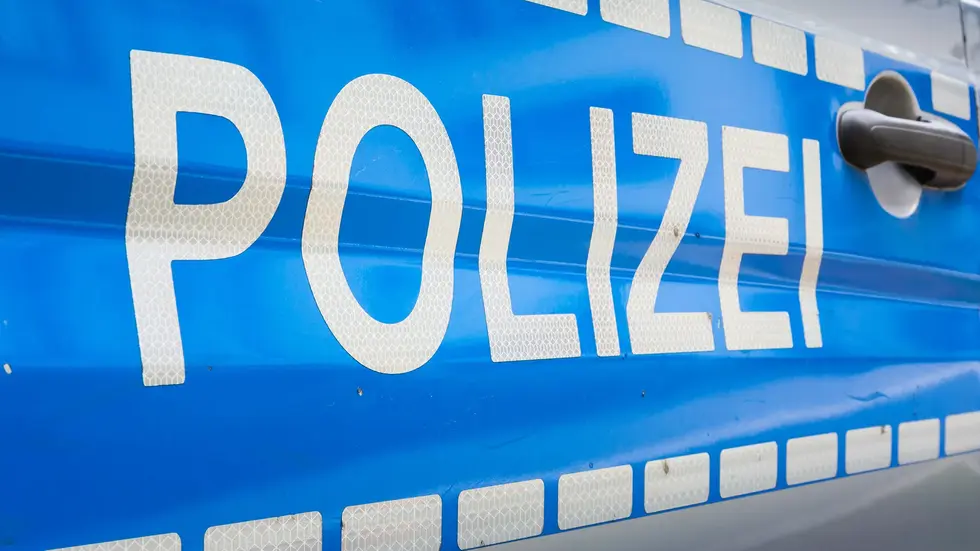 Ein Ferrari-Fahrer hat auf der A4 die Kontrolle über seinen Sportwagen verloren und ist in die Leitplanke gekracht.