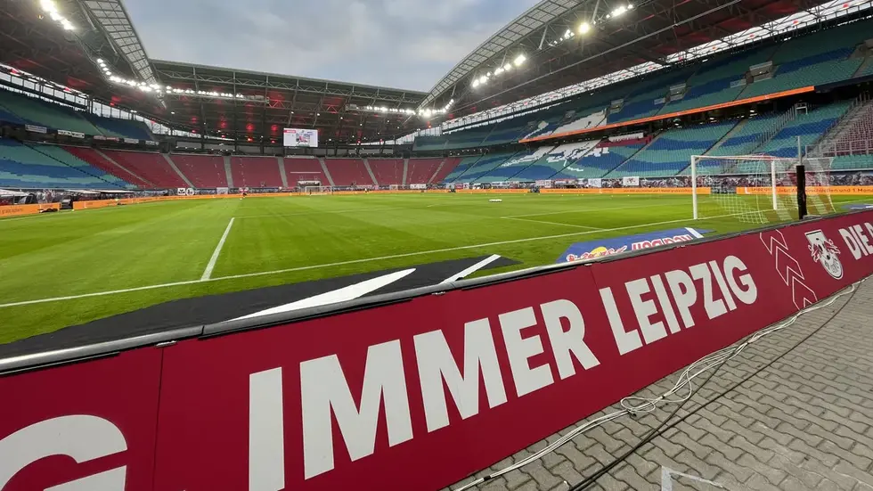 Hier im Stadion von RB Leipzig sollen bis 2030 mindestens drei Länderspiele ausgetragen werden - das ist Teil der Vereinbarung mit RB dafür, dass der Konzern Jürgen Klopp gehen lässt. Hier im Stadion von RB Leipzig sollen bis 2030 mindestens drei Länderspiele ausgetragen werden - das ist Teil der Vereinbarung mit RB dafür, dass der Konzern Jürgen Klopp gehen lässt.