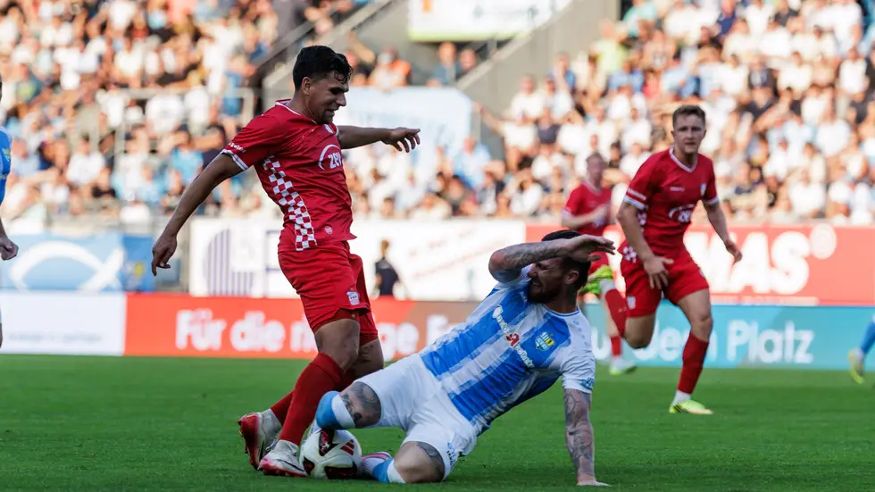 FSV-Spieler Cemal Sezer im Zweikampf gegen Jan Löhmannsröben (Chemnitz)