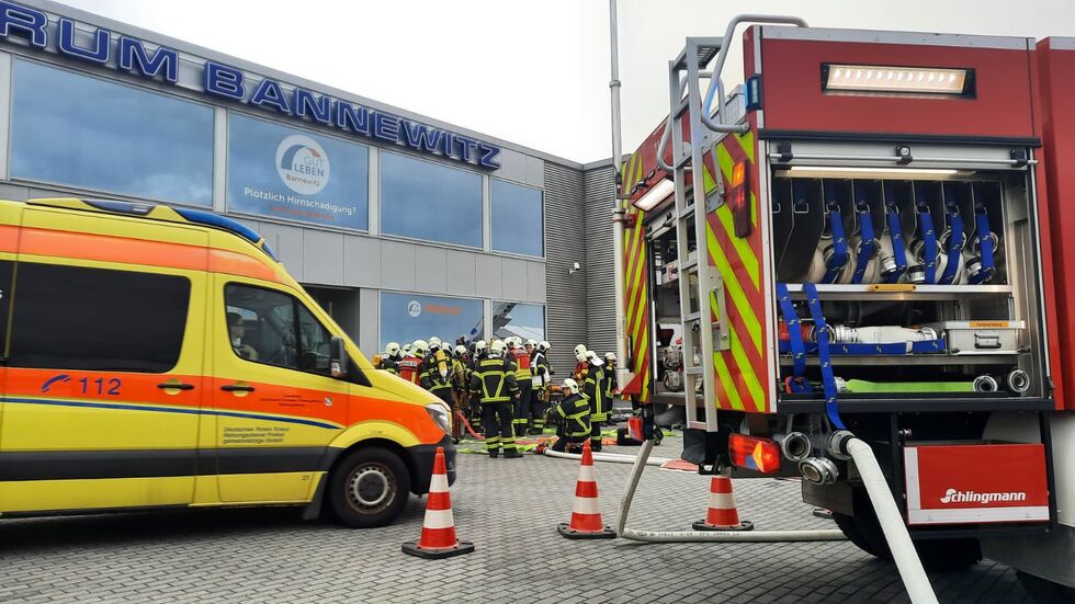 Vor dem Autozentrum in Bannewitz sind zahlreiche Einsatzkräfte zu sehen.