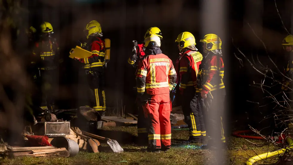 Unter Atemschutz löschten die Einsatzkräfte den Brand im Vierseitenhof in Löbau