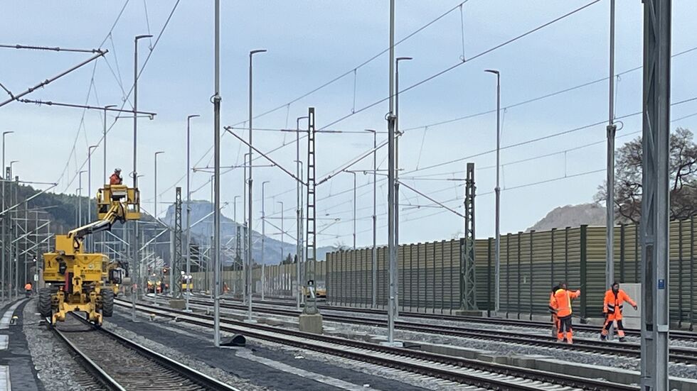 Der neue Güterbahnhof wird mit bis zu 4 m hohen Lärmschutzwänden (im Hintergrund) gegen die Umgebung abgeschirmt 
