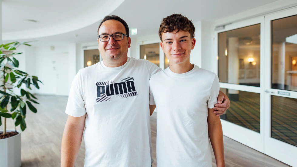 Papa Tino mit Sohn Linus glücklich nach ihrer OP. Papa Tino mit Sohn Linus glücklich nach ihrer OP.