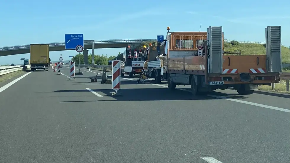 Die halbseitige Sperrung auf der A72 südlich von Leipzig wurde am Mittwoch und Donnerstag eingerichtet. Die halbseitige Sperrung auf der A72 südlich von Leipzig wurde am Mittwoch und Donnerstag eingerichtet.