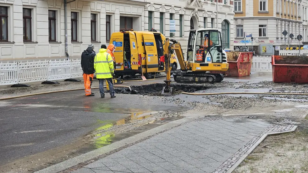 Mittlerweile wurde mit der Reparatur begonnen. Mittlerweile wurde mit der Reparatur begonnen.