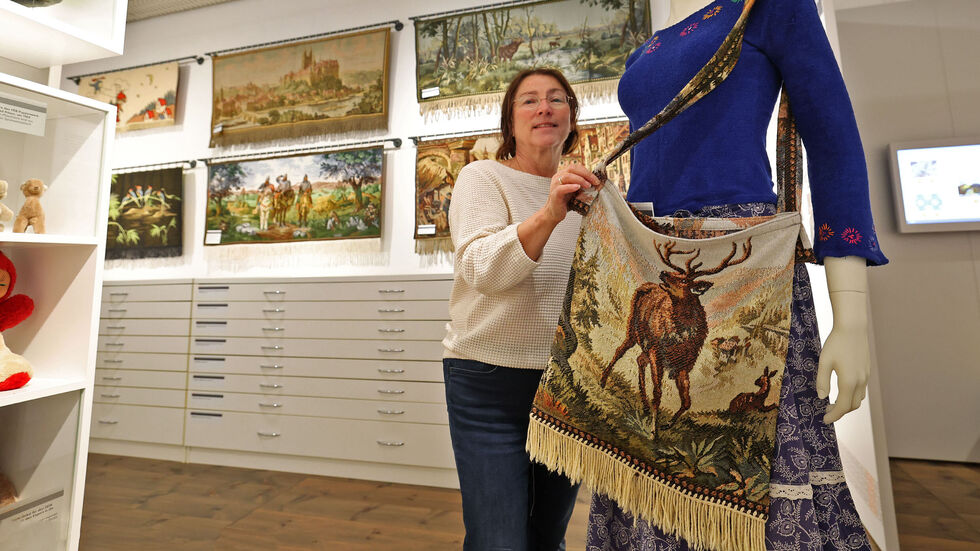 Museumsleiterin Marina Palm mit einen Hirschbeutel Museumsleiterin Marina Palm mit einen Hirschbeutel