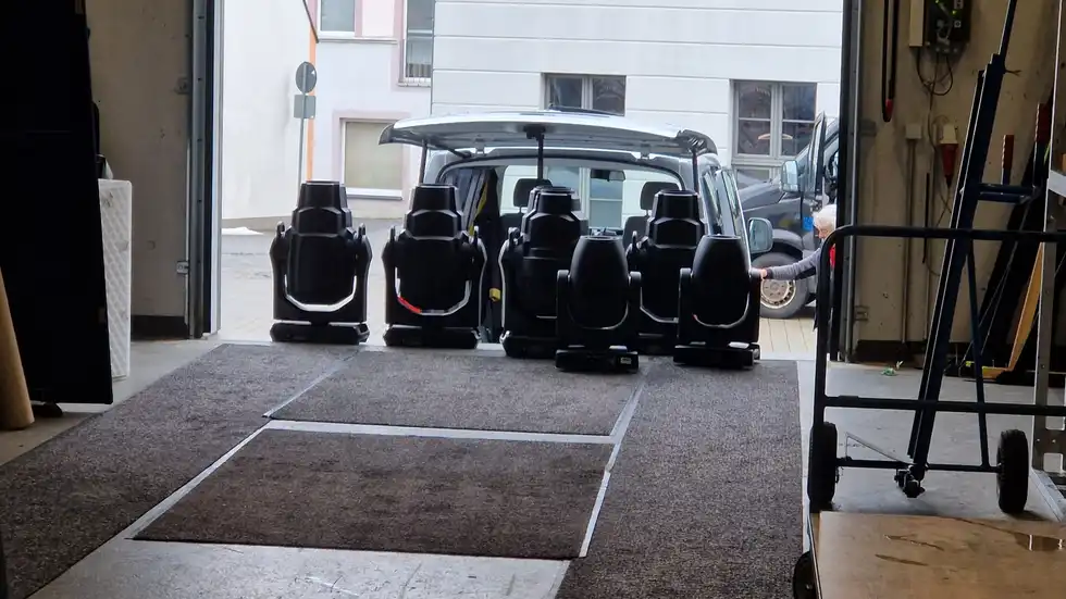 Die Bühnenscheinwerfer werden vom Hersteller überprüft. 