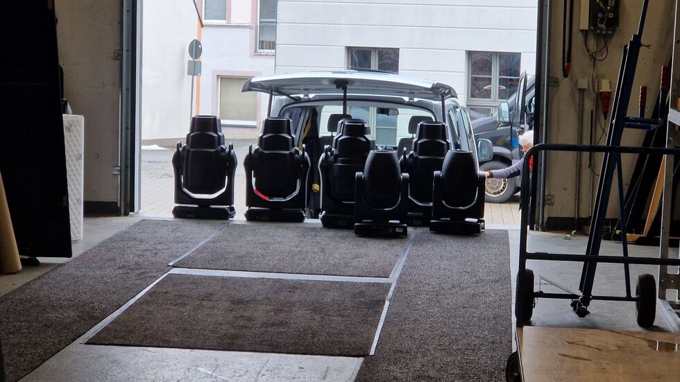 Die Bühnenscheinwerfer werden vom Hersteller überprüft. 