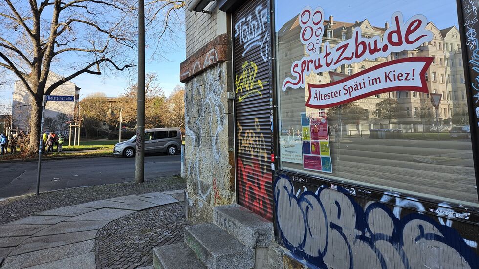 Der Späti "spritzbu.de" im Leipziger Stadtteil Reudnitz-Thonberg wurde offenbar überfallen. Der Späti "spritzbu.de" im Leipziger Stadtteil Reudnitz-Thonberg wurde offenbar überfallen.