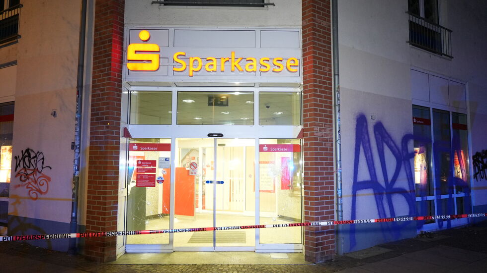 Auch die Sparkasse wurde angegriffen. Auch die Sparkasse wurde angegriffen.