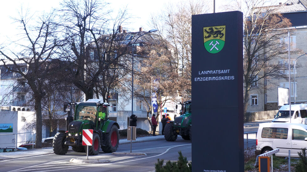 Ein Fahrzeugkorso fuhr laut hupend am Landratsamt in Annaberg vorbei.