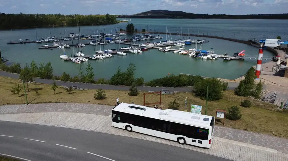 Bus am Störmthaler See. Bus am Störmthaler See.