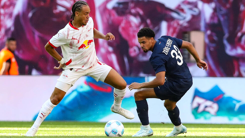 Xavi Simons (RB Leipzig,10) gegen Warren Zaire Emery (FC Paris Saint Germain,33) Xavi Simons (RB Leipzig,10) gegen Warren Zaire Emery (FC Paris Saint Germain,33)