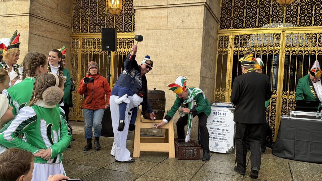 Bürgermeister Jan Donhauser beim Bierfassanstich