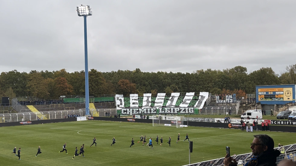 Die Leutzscher hatten Banner in den Vereinsfarben grün und weiß bereit.