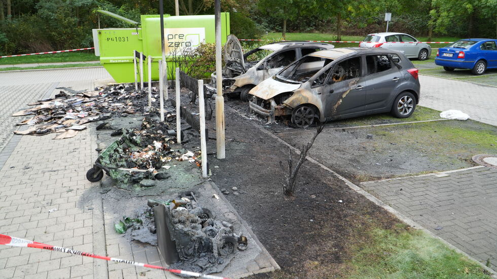Auf dem Parkplatz fackelten mehrere Autos ab.