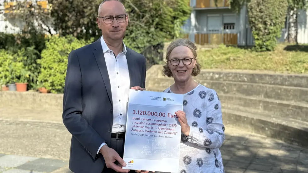 Infrastrukturministerin Regina Kraushaar übergibt den Förderbescheid an Oberbürgermeister Karsten Vogt. Infrastrukturministerin Regina Kraushaar übergibt den Förderbescheid an Oberbürgermeister Karsten Vogt.