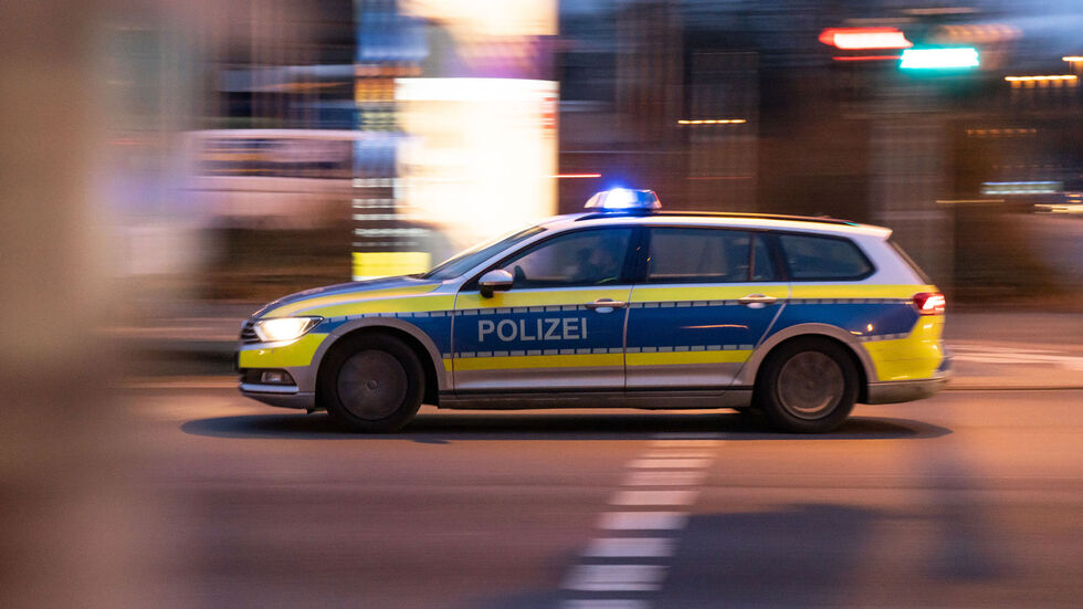 Seltene Mischung! Eine polnische Rentnerin kracht unter Drogen mit ihrem Jaguar gegen eine Parkhaus-Mauer.
