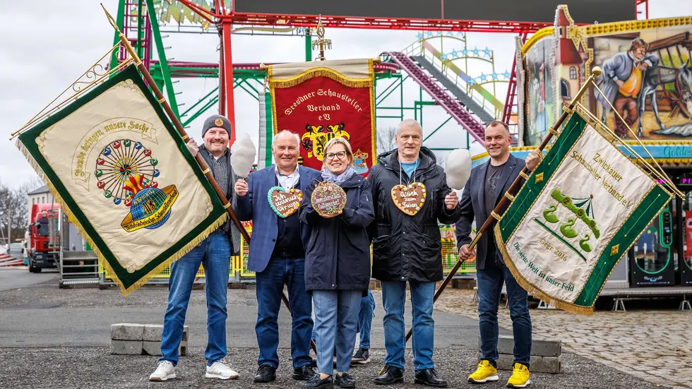 Ministerin Klepsch inmitten der sächsischen Schausteller-Chefs auf dem Rummel an der Marienbrücke