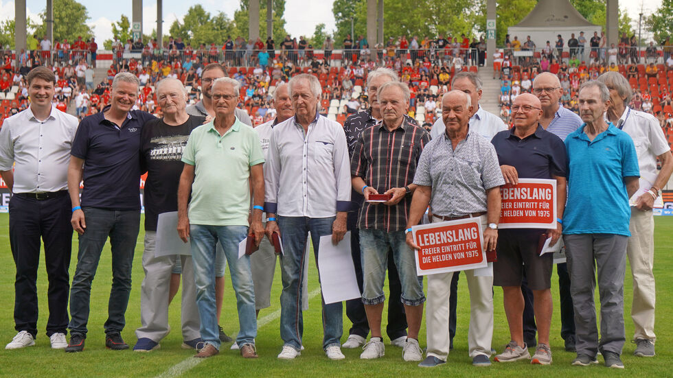 Die gewürdigten Ex-Spieler mit einigen Verantwortlichen des FSV Zwickau (u.a. Geschäftsführer André Beuchold links) Die gewürdigten Ex-Spieler mit einigen Verantwortlichen des FSV Zwickau (u.a. Geschäftsführer André Beuchold links)