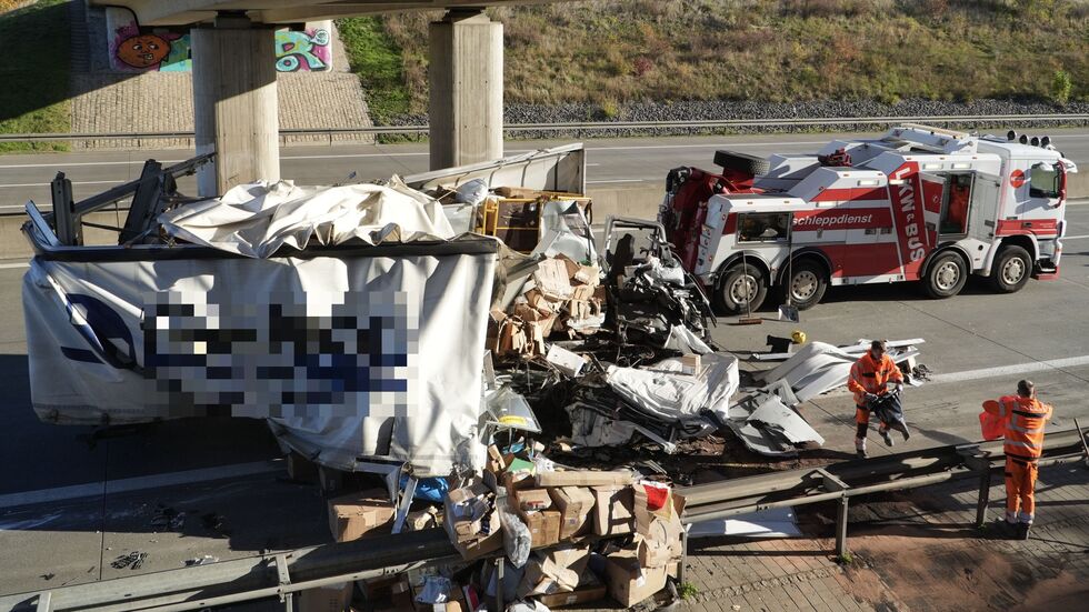 Einer der beiden Lkw wurde völlig zerfetzt - dass der Trucker hier fast heil rauskam, grenzt ein Wunder.