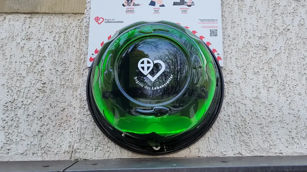 Ein Defibrillator. Das Gerät wird bei einem Herz-Kreislauf-Stillstand eingesetzt.