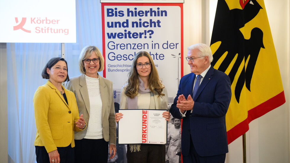 Die Dresdner Abiturientin Florence Gosset (Mitte) bekam den Preis vom Bundespräsidenten (re.)