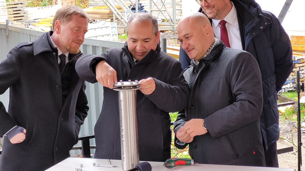 Symbolische Grundsteinlegung für Sanierung und Anbau der Görlitzer Stadthalle. Die Zeitkapsel wurde mit Dokumenten wie Broschüren und Zeitungsseiten gefüllt. Oberbürgermeister Octavian  Ursu (Bild Mitte) verschließt die Kartusche - im Beisein von Ministerpräsident Michael Kretschmer (li.) und dem Zgorzelecer Bürgermeister Rafal Gronicz.
