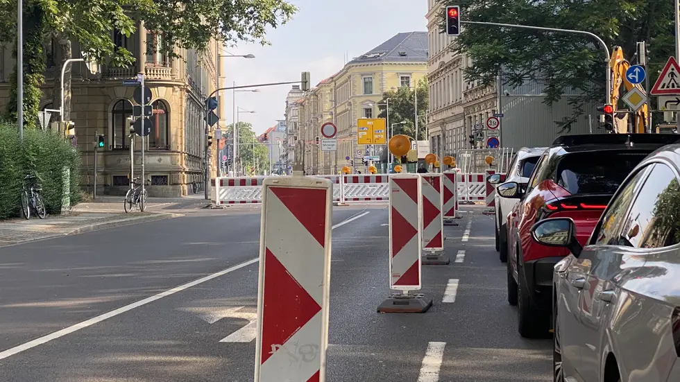 Im Berufsverkehr staut sich der Verkehr auf dem Floßplatz in Richtung Innenstadt. Im Berufsverkehr staut sich der Verkehr auf dem Floßplatz in Richtung Innenstadt.