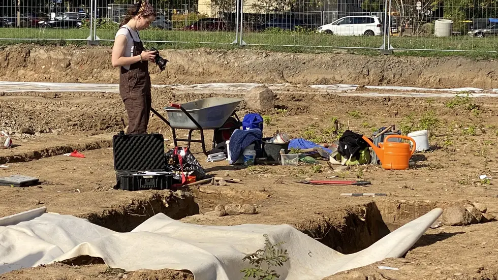 Fünf Archäologen dokumentieren die Ausgrabungsstelle noch bis Oktober (seit Juli). Fünf Archäologen dokumentieren die Ausgrabungsstelle noch bis Oktober (seit Juli).