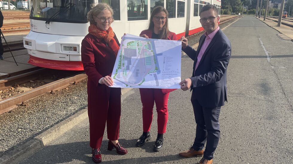 Ministerin Regina Kraushaar, Baubürgermeisterin Silvia Queck und Straßenbahnchef Steffen Schranil mit Planungsunterlagen