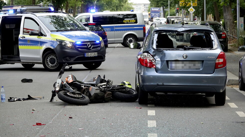 Unfallaufnahme auf der Straße der Nationen: Die Jugendlichen auf dem Motorrad hatten keine Chance.
