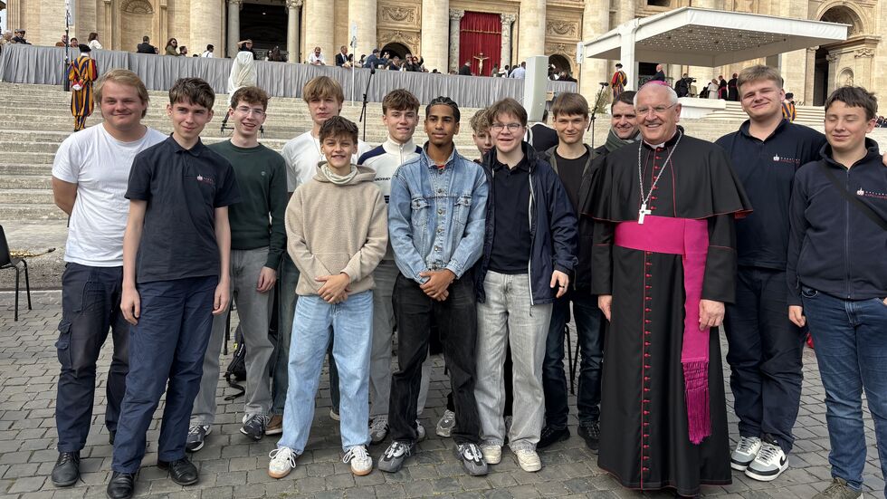 Die Dresdner Kapellknaben gemeinsam mit Bischof Heinrich Timmerevers in Rom. Die Dresdner Kapellknaben gemeinsam mit Bischof Heinrich Timmerevers in Rom.