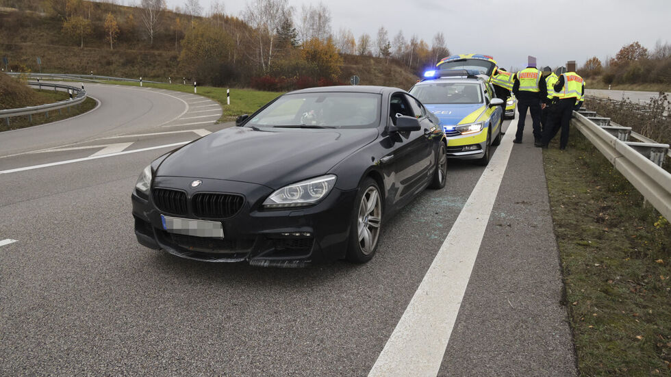 Die Polizei hat den BMW gestoppt. Kurz vorher hatte der Fahrer (42) mit dem Wagen noch das Polizeiauto gerammt.