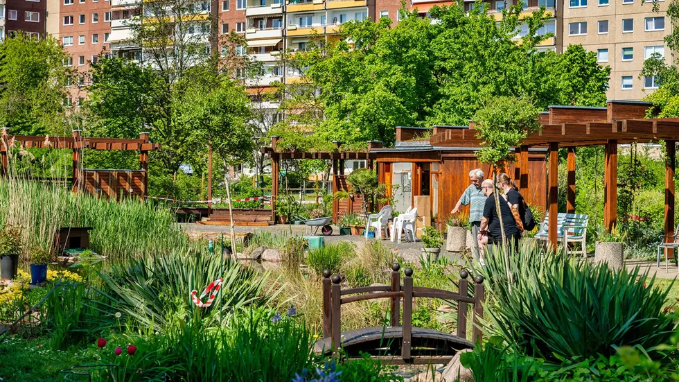 Der Kolonnadengarten im Leipziger Stadtteil Grünau ist seit 2008 eine Oase für Entspannung sowie Treffpunkt für kulturelle Veranstaltungen. Der Kolonnadengarten im Leipziger Stadtteil Grünau ist seit 2008 eine Oase für Entspannung sowie Treffpunkt für kulturelle Veranstaltungen.