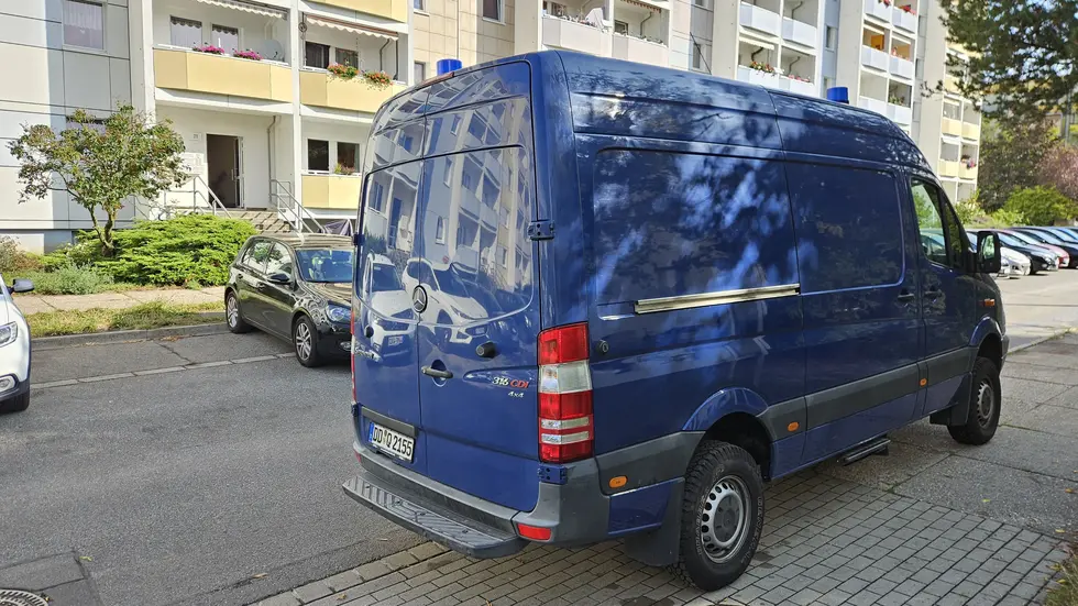Ein Einsatzfahrzeug der Kripo vor dem Brandhaus. Ein Einsatzfahrzeug der Kripo vor dem Brandhaus.
