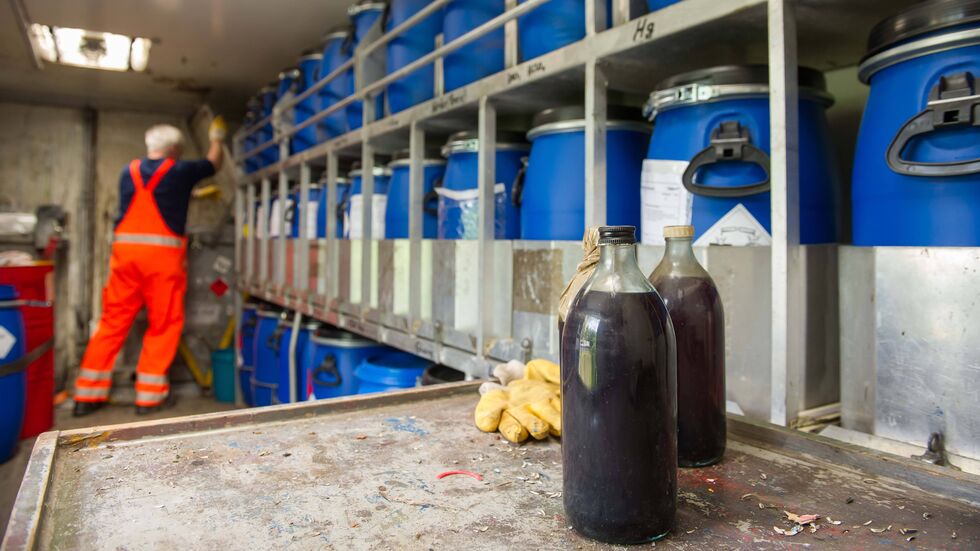 Mit dem Schadstoffmobil werden alte Chemikalien und Lacke fachgerecht entsorgt.