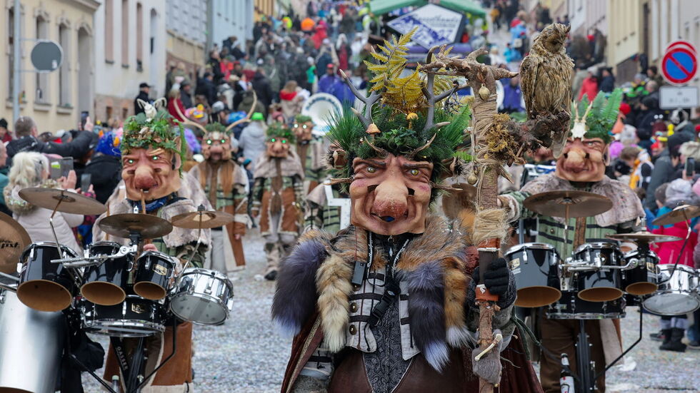 Bund kostümiert zogen Faschings-, Musik- und Tanzgruppen aus Sachsen und Thüringen durch die Stadt.