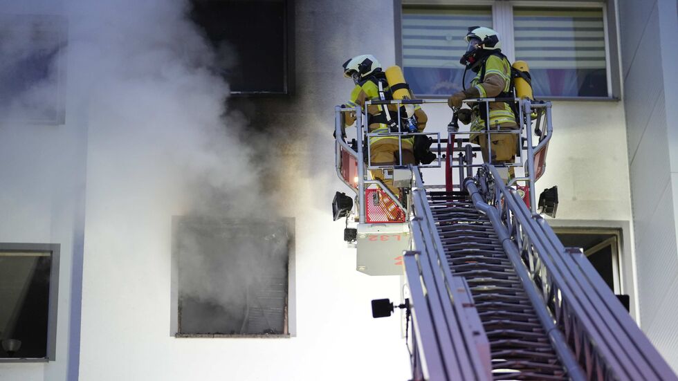 Die Feuerwehr bei den Löscharbeiten. Die Feuerwehr bei den Löscharbeiten.